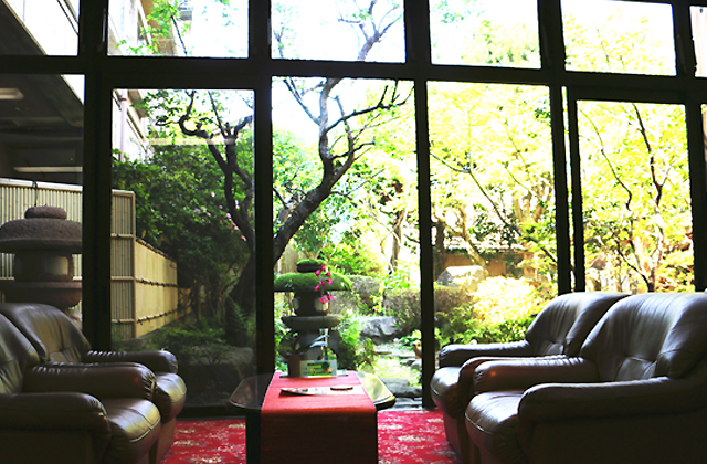 山口県長門市 湯免観光ホテルのゆったりとしたロビーから眺める中庭